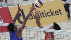 Trận đấu mở màn môn Bóng chuyền bãi biển giữa Việt Nam và Campuchia. 