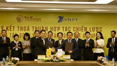 Ông Mai Xuân Sơn, Tổng Giám đốc Tập đoàn T&T Group (bên trái) và ông Huỳnh Quang Liêm, Tổng Giám đốc Tập đoàn VNPT (bên phải) trao Thỏa thuận hợp tác chiến lược tổng thể, toàn diện.