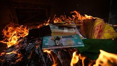 Đốt nhiều vàng mã trong ngày Lễ Vu lan có thực sự là báo hiếu?