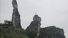 Di tích Hòn Vọng phu trước khi bị sét đánh gây sạt lở.