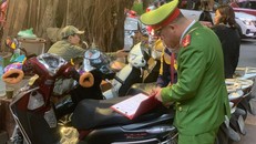 Trong ngày Mùng 2 Tết Quý Mão 2023, Công an phường Lý Thái Tổ đã kiểm tra, xử phạt đối với nhiều trường hợp vi phạm tại "điểm nóng" là các tuyến phố xung quanh khu vực Hồ Hoàn Kiếm.