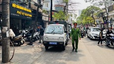 Lực lượng chức năng phường Trung Liệt ra quân dẹp các cơ sở lấn chiếm lòng đường, hè phố để kinh doanh.