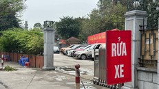 Tại một số khu vực bên trong khuôn viên thuộc Di tích Quốc gia đặc biệt Gò Đống Đa - Công viên văn hoá Đống Đa hiện đã “mọc” lên bãi trông giữ phương tiện và điểm rửa xe máy, ô tô.