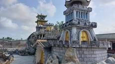 Khuôn viên của chùa vô cùng rộng lớn với nhiều tiểu cảnh thiên nhiên xinh đẹp