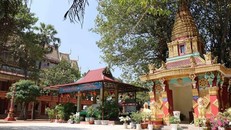 Chùa Sóc Lớn tọa lạc tại ấp Sóc Lớn, xã Lộc Khánh, huyện Lộc Ninh, là ngôi chùa Khmer lâu đời nhất ở Bình Phước.