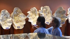 Tượng điêu khắc 18 vị La-hán trên vỏ ốc tai tượng mang về từ đảo Trường Sa.