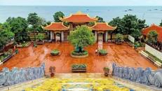 Chùa Hộ Quốc Phú Quốc với view biển tuyệt đẹp.