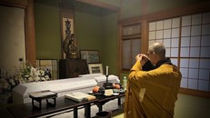 Thượng tọa Thích Tâm Thiện đảnh lễ kim quan tưởng niệm Hòa thượng Yoshimizu Daichi tại chùa Tịnh An.