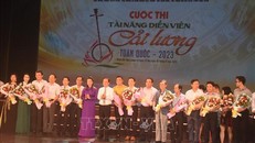 Chủ tịch UBND tỉnh Bạc Liêu Phạm Văn Thiều tặng hoa cho các đơn vị tham gia cuộc thi tài năng diễn viên cải lương toàn quốc – 2023. 