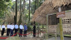 Chủ tịch nước Võ Văn Thưởng thăm di tích Lán Nà Nưa - nơi ở và làm việc của Chủ tịch Hồ Chí Minh. 