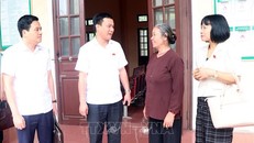 Chủ tịch UBND tỉnh Hải Dương Triệu Thế Hùng (thứ 2 từ trái sang) và các đại biểu Quốc hội trao đổi với cử tri. 