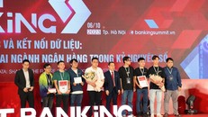 Ban tổ chức trao giải thưởng cho các đội thi.