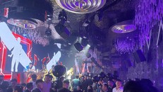 Một quán Bar tại quận Hoàn Kiếm, Hà Nội) từng nhiều lần bị cơ quan chức năng phát hiện và xử lý về hành vi kinh doanh "bóng cười" - khí N2O trái phép.