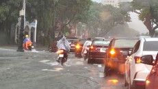 Mưa lớn liên tục khiến nhiều tuyến đường ở Đà Nẵng ngập trong nước. 