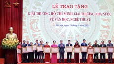 Chủ tịch nước Võ Văn Thưởng cùng 16 tác giả, đồng tác giả và thân nhân tác giả được tặng, truy tặng Giải thưởng Hồ Chí Minh về văn học nghệ thuật.