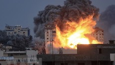 Khói lửa bốc lên trong các cuộc không kích của Israel xuống Dải Gaza nhằm đáp trả loạt rocket của Phong trào Hamas nhằm vào lãnh thổ nhà nước Do Thái, ngày 7/10/2023