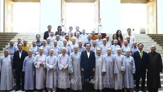 Phó Thủ tướng Trần Lưu Quang với các đại biểu Ni giới tiêu biểu của Giáo hội Phật giáo Việt Nam. 