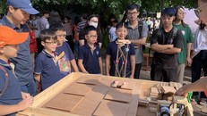 Các em học sinh hứng thú với các hoạt động trải nghiệm tại Ngày hội STEM quốc gia 2023.