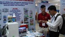Khách tham quan gian hàng được trưng bày tại Techmart 2023. 
