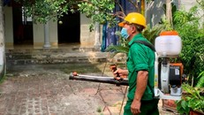 Lực lượng y tế cơ sở phun hóa chất diệt muỗi chủ động tại một ổ dịch sốt xuất huyết trên địa bàn. (Ảnh minh hoạ)