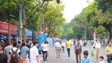 Việc thường xuyên tổ chức các hoạt động bán hàng đã làm ảnh hưởng đến cảnh quan, môi trường không gian phố đi bộ.