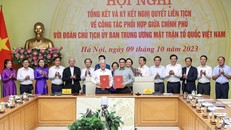 Thủ tướng Phạm Minh Chính và Chủ tịch Ủy ban Trung ương MTTQ Việt Nam Đỗ Văn Chiến ký kết Nghị quyết liên tịch về công tác phối hợp giữa Chính phủ với Đoàn Chủ tịch Ủy ban Trung ương MTTQ Việt Nam.