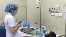 Điều trị cho bệnh nhân sốt xuất huyết tại Bệnh viện Hữu Nghị. 