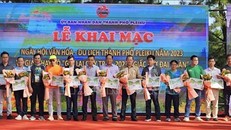 Ban Tổ chức tặng hoa cho các đơn vị tài trợ Giải chạy bộ Gia Lai City Trail với chủ đề Giấc mơ đại ngàn.