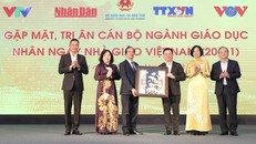 Ủy viên Trung ương Đảng, Tổng Biên tập Báo Nhân Dân, Chủ tịch Hội Nhà báo Việt Nam Lê Quốc Minh, đại diện lãnh đạo các cơ quan Thông tấn, báo chí tặng quà tri ân các nhà giáo.