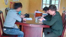 Lực lượng chức năng làm việc với anh D.T.M. (Ảnh: Công an huyện Bá Thước).