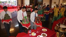 Các đồng chí lãnh đạo tỉnh Đồng Tháp dâng mâm phẩm vật tại lễ Giỗ lần thứ 94 cụ Phó Bảng Nguyễn Sinh Sắc. 