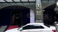 Nằm rất gần trụ sở UBND phường Trúc Bạch, hộ kinh doanh đồ uống có tên Mê Lounge (27 Nguyễn Khắc Hiếu, phường Trúc Bạch, quận Ba Đình, Hà Nội) hoạt động như một vũ trường "trá hình" với nhiều dấu hiệu sai phạm.