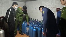 Hà Nội phát hiện và tạm giữ hơn 200 bình khí cười