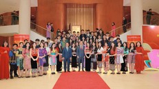 Phó Thủ tướng Trần Lưu Quang, Bộ trưởng, Chủ nhiệm Ủy ban Dân tộc Hầu A Lềnh chụp ảnh lưu niệm cùng các em học sinh, thanh niên, sinh viên dân tộc thiểu số tiêu biểu. 