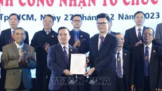 Lãnh đạo Ban Tôn giáo Chính phủ trao quyết định cho Ban điều hành Tổng hội Hội thánh Phúc âm Toàn vẹn Việt Nam. 