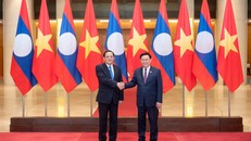 Chủ tịch Quốc hội Vương Đình Huệ hội kiến Thủ tướng Chính phủ Lào Sonexay Siphandone