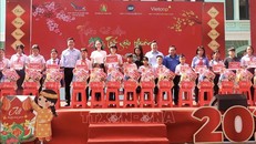 Trao quà và gói bảo trợ dài hạn cho 371 trẻ em mồ côi do COVID-19 trên địa bàn tỉnh Đồng Nai, Bình Dương và Thành phố Hồ Chí Minh. 