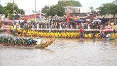 Phần tranh tài của đội ghe ngo Châu Thành (áo vàng) và Càng Long.