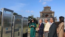 Du khách tham quan triển lãm “Kinh thành Huế - dấu xưa còn lại”. 