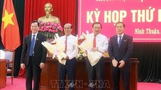 Lãnh đạo HĐND tỉnh Ninh Thuận tặng hoa chúc mừng Phó Chủ tịch UBND tỉnh, Ủy viên UBND tỉnh nhiệm kỳ 2021 - 2026. 