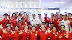 Chủ tịch nước Võ Văn Thưởng với lãnh đạo PVN và cán bộ, công nhân Giàn khai thác trung tâm của Công ty Liên doanh Điều hành Cửu Long (Cửu Long JOC).