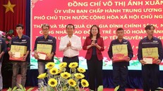 Phó Chủ tịch nước Võ Thị Ánh Xuân tặng 600 phần quà tết cho gia đình chính sách, hộ nghèo, công nhân, người lao động và trẻ em có hoàn cảnh khó khăn tại tỉnh Long An. 