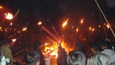 Đêm giao thừa người dân tập trung trước đình làng để lấy lửa thiêng.