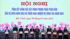 Trao Giấy khen của Giám đốc Công an tỉnh Bắc Ninh cho các tập thể, cá nhân có thành tích xuất sắc. 