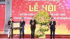 Bí thư Tỉnh ủy Bắc Giang Dương Văn Thái trao chứng nhận Lễ hội Xương Giang là Di sản văn hóa phi vật thể quốc gia cho cán bộ và nhân dân thành phố Bắc Giang. 