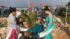 Cán bộ, chiến sĩ và nhân dân đảo Song Tử Tây tích cực hưởng ứng Tết trồng cây.