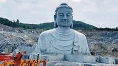 Tượng Phật được thi công nhiều năm đến nay vẫn chưa hoàn tất.