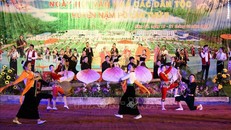 Tiết mục hát múa "Cánh ban Xuân" trong đêm khai mạc. 