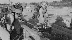 Đội thanh niên xung phong chống Mỹ cứu nước 552 (Hà Tĩnh) dũng cảm vừa chiến đấu, vừa đảm bảo giao thông thông suốt trên tuyến đường trọng điểm Ngã ba Đồng Lộc. (Ảnh tư liệu)