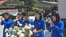 Nữ công Thành đoàn Hà Tĩnh trong trang phục áo dài truyền thống dâng hương tại Khu mộ 10 liệt sĩ thanh niên xung phong Ngã ba Đồng Lộc. 